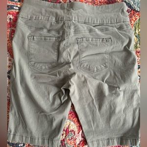 Gloria Vanderbilt Sage Green Bermuda Shorts NWOT Sz 12